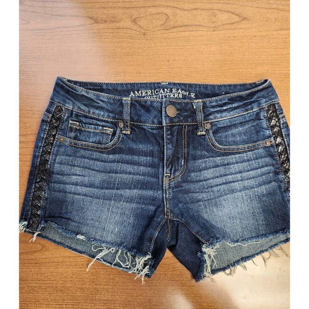 American Eagle stretch denim shorts size 7. Faux leather braded on the sides and